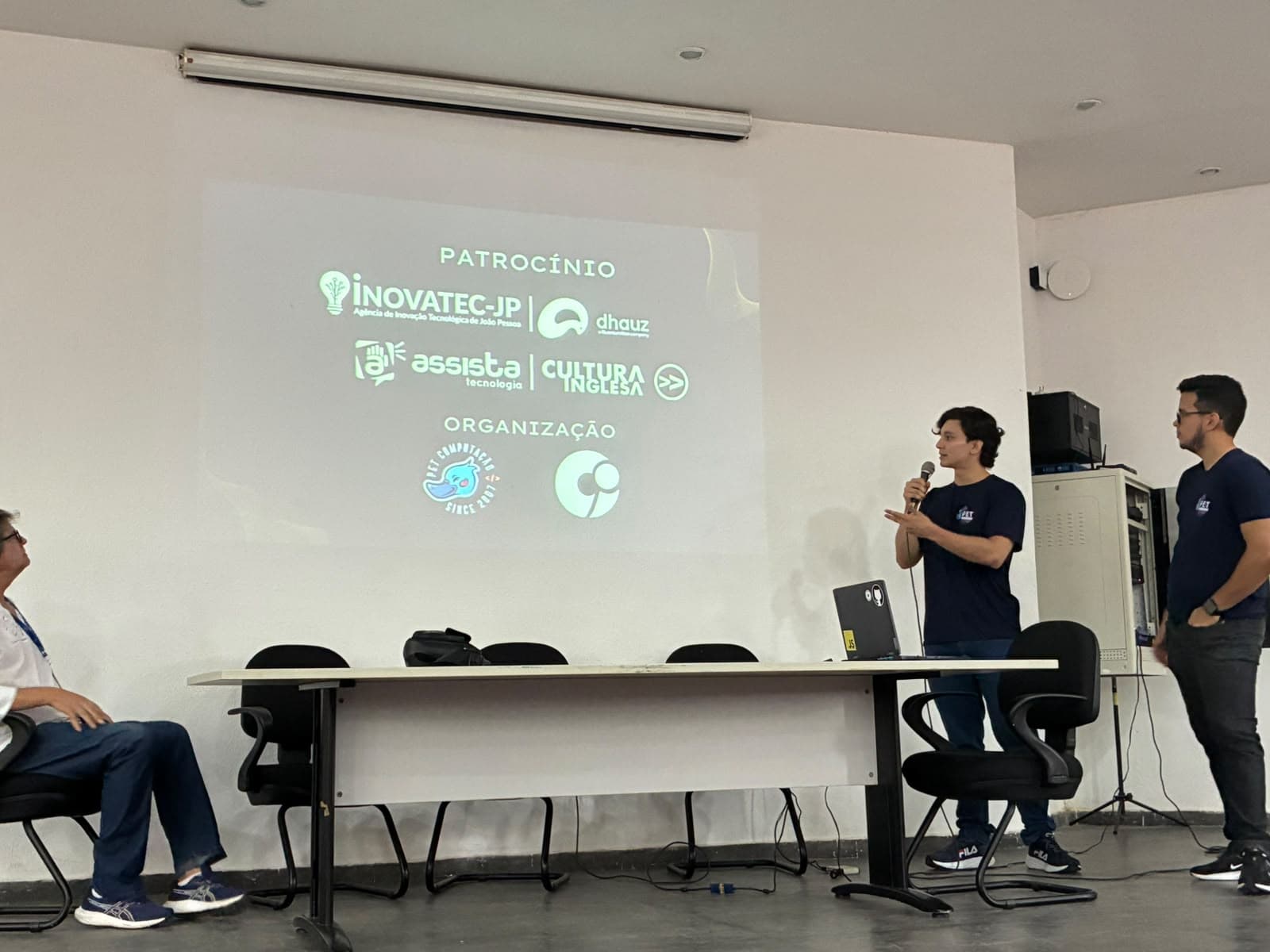 Davi Alves palestrando em evento da comunidade de tecnologia da UFPB
